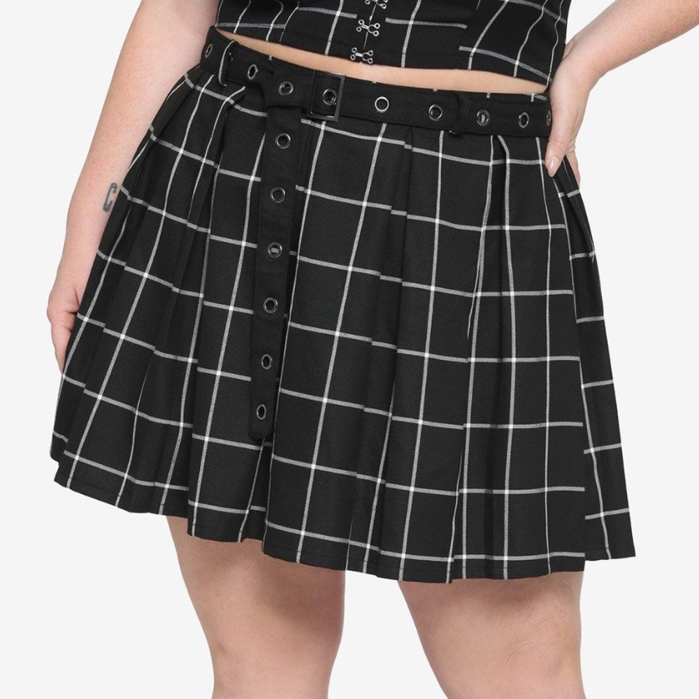 Black & White Plaid Pleated Skirt With Grommet
